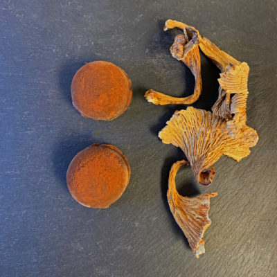 Chanterelle bonbons next to chanterelle mushrooms