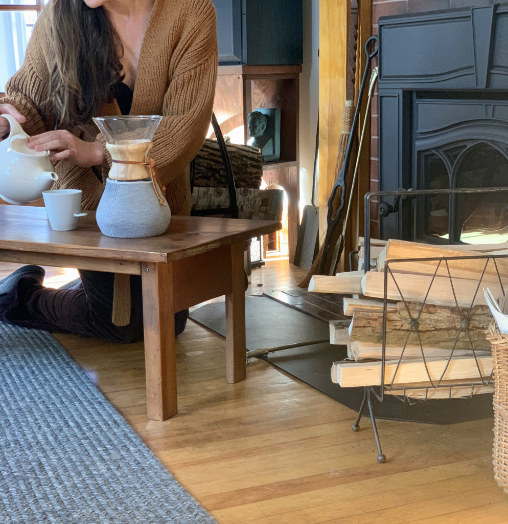Dar Singer in her home pouring tea into a mug.